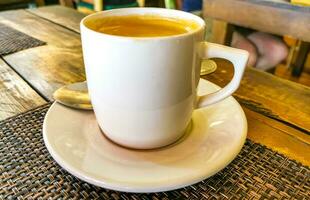 taza de café negro americano en el restaurante méxico. foto