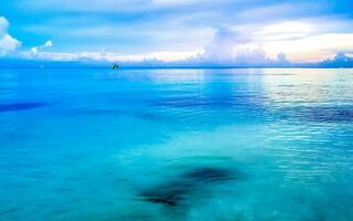 playa caribeña tropical agua clara turquesa playa del carmen méxico. foto