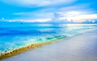 playa caribeña tropical agua clara turquesa playa del carmen méxico. foto