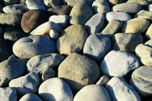 un pila de rocas en el playa foto