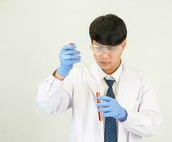 retrato asiático hombre estudiante científico o médico Mira mano participación reactivo mezcla laboratorio en Ciencias investigación laboratorio con prueba tubos de varios Talla en laboratorio química laboratorio blanco antecedentes foto