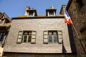 un casa con un bandera foto