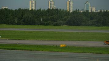 Saint Pétersbourg, Russie juillet 26, 2022 Mitsubishi challenger 850, ra 67244 de tulpar air roulage. avion sur le taxiway, côté voir. efficace et luxueux affaires jet video