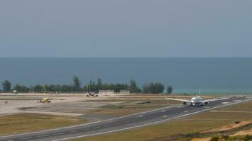 phuket, Tailandia febrero 07, 2023 finnair aerobús a350 toma apagado a phuket aeropuerto. panorámico ver de el aeródromo, el mar. aeronave partida. turismo viaje concepto video