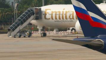 phuket, Tailandia enero 29, 2023 aerobús a330 de aeroflot rodaje a phuket aeropuerto, lado vista. pasajero portador en el calle de rodaje aeródromo en un tropical isla video