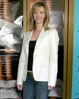 Lisa Kudrow Happy Endings Premiere Manns National Theater Westwood CA June 26 2005 photo