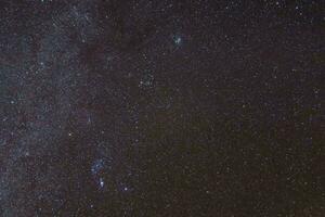 el noche cielo es lleno con estrellas foto