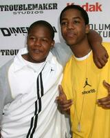 kyle massey y hermano chris massey llegar a el tiburón chico y lava niña estreno el Capitán teatro los angeles California junio 4 4 2005 foto