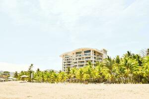 un edificio en el playa foto