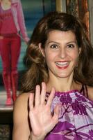 nia vardalos llegando a el apertura noche de legalmente rubia a el bragas teatro en hollywood California en agosto 14 foto