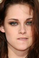 Kristen Stewart arriving at the 2009 MTV Movie Awards in Universal City CA on May 31 photo