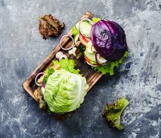 vegetariano hamburguesas con vegetales foto