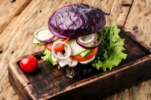 vegetariano hamburguesa en madera mesa foto