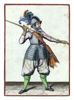 soldado que lleva su lanza con ambos manos lejos aparte encima su Derecha hombro, el punto señalando diagonalmente a el suelo foto
