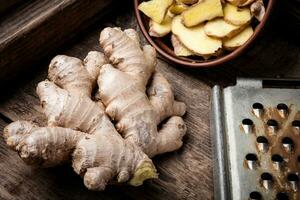 Whole and sliced ginger photo