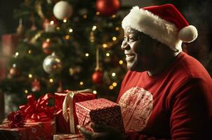 negro hombre vistiendo Papa Noel sombrero contento a recibir Navidad regalos. generativo ai foto