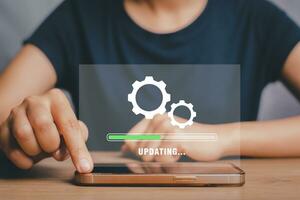 actualizar Progreso concepto, persona esperando para instalando actualizar proceso con cargando bar icono en virtual pantalla en inteligente teléfono. foto