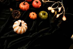 Víspera de Todos los Santos decoraciones antecedentes. Víspera de Todos los Santos de miedo calabaza cabeza en de madera mesa Víspera de Todos los Santos fiesta concepto foto