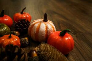 Víspera de Todos los Santos decoraciones antecedentes. Víspera de Todos los Santos de miedo calabaza cabeza en de madera mesa Víspera de Todos los Santos fiesta concepto foto