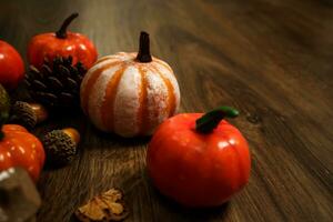 Víspera de Todos los Santos decoraciones antecedentes. Víspera de Todos los Santos de miedo calabaza cabeza en de madera mesa Víspera de Todos los Santos fiesta concepto foto