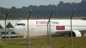 Phuket, Thailand November 27, 2015 Passagier Jet Flugzeug boeing 767, hs bkj von Orient thailändisch Fluggesellschaften rollen beim Phuket Flughafen. Flugzeug auf das Rollbahn. video