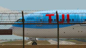 phuket, Tailandia febrero 10, 2023 boeing 787 soñador de tui rodaje a phuket aeropuerto. avión rodando aeronave en el pista, calle de rodaje video