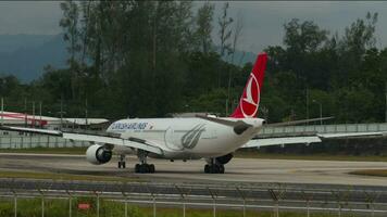 Phuket, Thaïlande janvier 26, 2023 Airbus a330, tc lng de turc compagnies aériennes roulage à le aéroport Terminal après atterrissage dans Phuket. spoilers en haut, freinage video