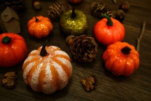 Víspera de Todos los Santos decoraciones antecedentes. Víspera de Todos los Santos de miedo calabaza cabeza en de madera mesa Víspera de Todos los Santos fiesta concepto foto