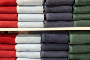 multi colores apilar de bañera toallas toallas en un apilar en el estantería en el supermercado. familia compras. foto