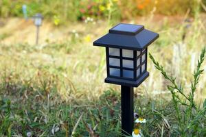 luces solares de jardín para iluminar a lo largo de caminos, decorar jardines y lugares al aire libre. para generar electricidad, lo que ahorrará electricidad y reducirá el calentamiento global. foto