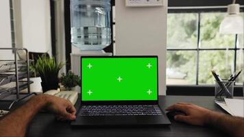 pOV av ung man Sammanträde på skrivbord och arbetssätt med isolerat grönskärm layout, lösning företag operationer i byrå kontor. chef kontroll tom Chromakey visa eller copy mall. video