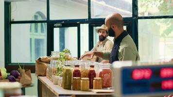 local granjero entrega productos a vendedor en cero residuos bio supermercado, trayendo recién cosechado frutas y verduras en cajas pequeño negocio propietario suministros Encargado de tienda con bienes. Mano disparo. video