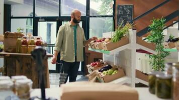 organisch Markt Kunde prüft Saucen im recycelbar Gläser oder Flaschen, Werbung nachhaltig Lebensstil und gesund Ernährung mit frisch reif produzieren von Null Abfall Öko speichern, Kauf bio Lebensmittel. video