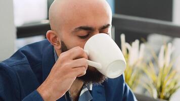 negocio gerente trabajando en proyecto en abierto espacio oficina, examinando analítica y gerente márketing Campaña en ordenador portátil. ejecutivo asistente lluvia de ideas crecimiento estrategia ideas foto