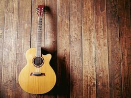 guitarra clásica sobre fondo de madera foto