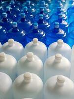 parte superior ver de el plastico grande botellas o blanco y azul galones de purificado Bebiendo agua dentro el producción línea. agua bebida fábrica foto