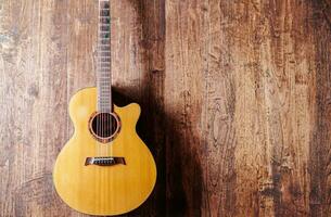 guitarra clásica sobre fondo de madera foto