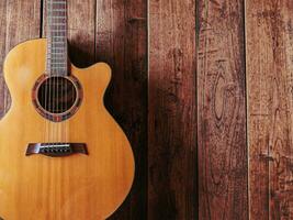 guitarra clásica sobre fondo de madera foto