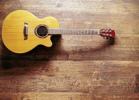 guitarra clásica sobre fondo de madera foto