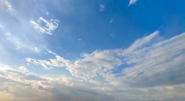 un azul cielo con nubes y un pocos nubes, azul cielo, blanco nube hora lapso de nubes en el cielo, el Dom brilla mediante el nubes en esta foto, dramático cielo nubes foto