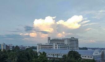 un azul cielo con nubes y un azul cielo, azul cielo y blanco nube claro verano vista, un grande blanco nube es en el cielo, un azul cielo con nubes y algunos blanco nubes foto