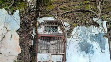 antiguo edificio ese tiene estado descuidado con arboles foto