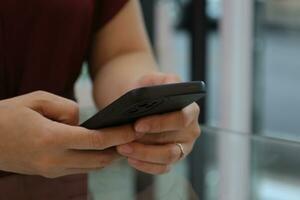 mano utilizando teléfono inteligente, tecnología concepto foto