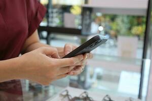 mano utilizando teléfono inteligente, tecnología concepto foto