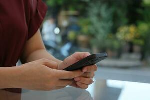 mano utilizando teléfono inteligente, tecnología concepto foto