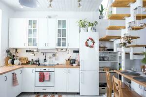 festivo Navidad decoración en blanco cocina, blanco moderno desván interior con un metal modular escalera con de madera pasos. nuevo año, ánimo, acogedor hogar. foto