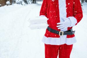 comida entrega Servicio contenedores en manos de bien alimentado Papa Noel al aire libre en nieve. Navidad víspera promoción. confeccionado caliente orden, desechable el plastico caja. nuevo año Días festivos abastecimiento. Copiar espacio, burlarse de arriba foto