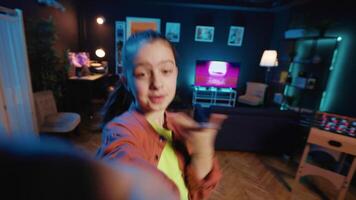 petit fille prise partie dans viral Danse engouement après voyant préféré célébrités Faire il, tournage pov style vidéo. peu enfant Faire branché dansant défi, enregistrement avec selfie téléphone intelligent caméra video