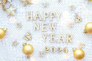 contento nuevo año de madera letras y el números 2024 en acogedor festivo blanco de punto antecedentes con lentejuelas, estrellas, luces de guirnaldas saludos, tarjeta postal. calendario, cubrir foto