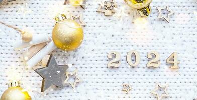 contento nuevo año de madera números 2024 en acogedor festivo blanco de punto antecedentes con lentejuelas, estrellas, luces de guirnaldas saludos, tarjeta postal. calendario, cubrir foto